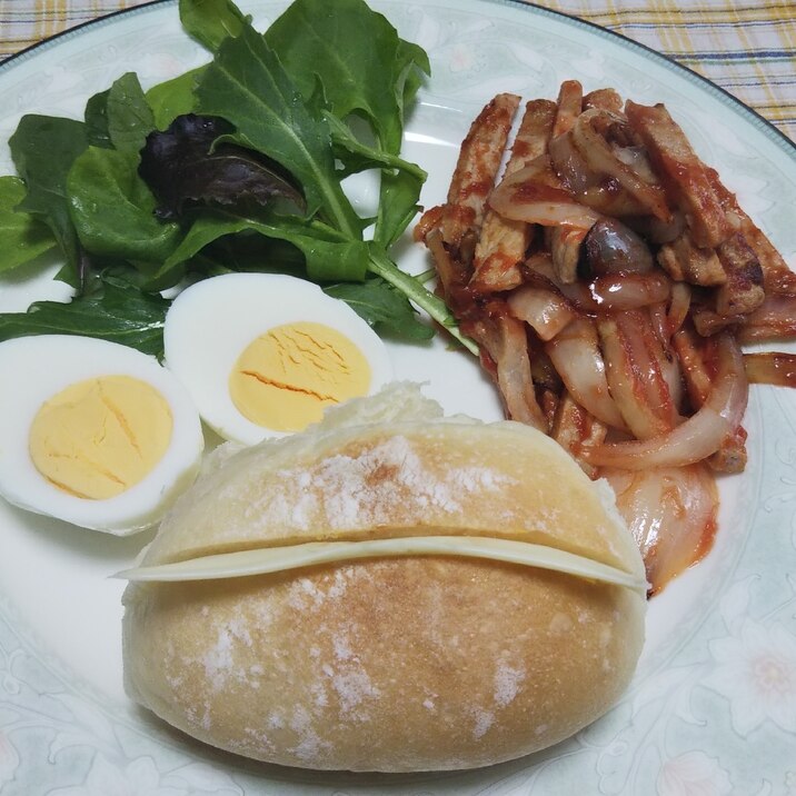 豚肉玉ねぎケチャップ炒めとチーズサンドの朝食☆